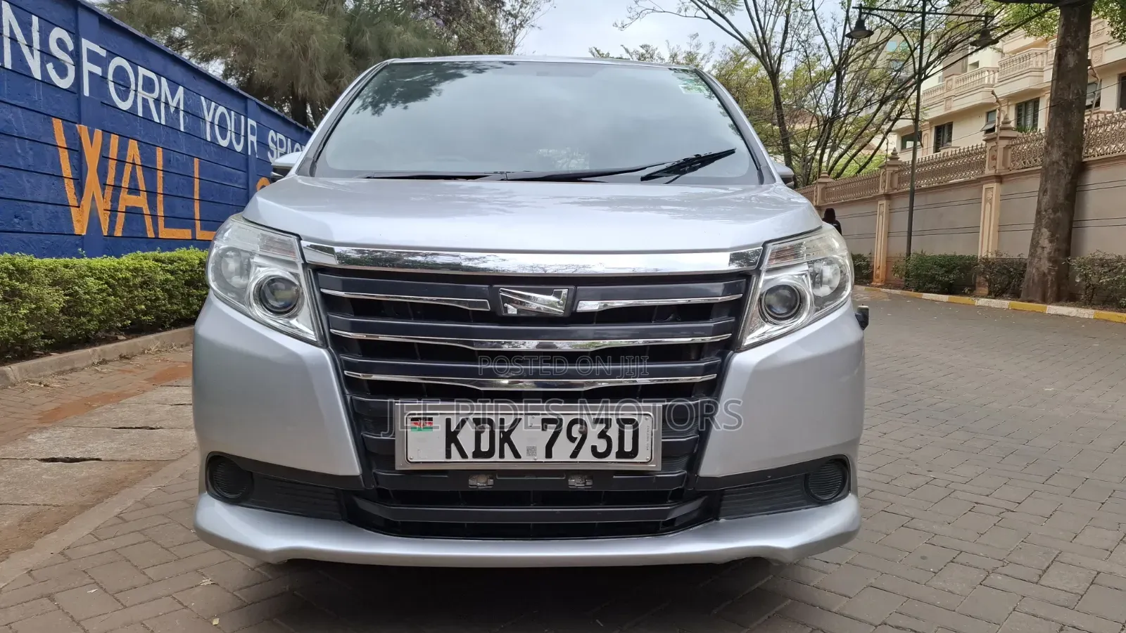 Toyota Noah 2.0 FWD (8 Seater) 2015 Silver