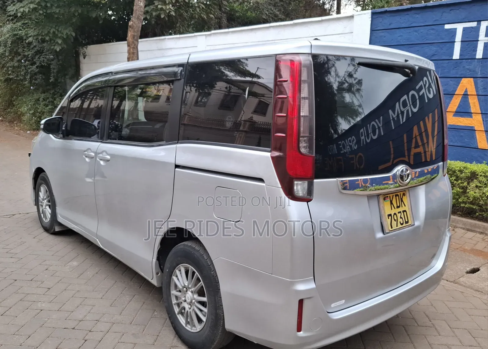 Toyota Noah 2.0 FWD (8 Seater) 2015 Silver