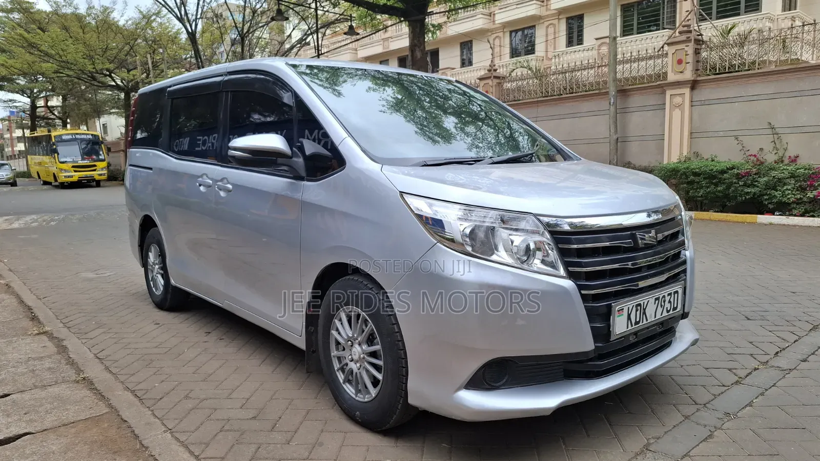 Toyota Noah 2.0 FWD (8 Seater) 2015 Silver