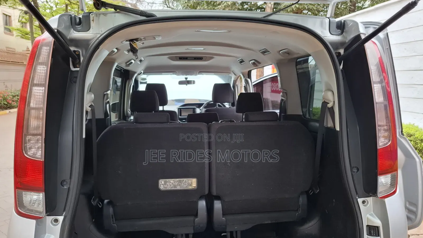 Toyota Noah 2.0 FWD (8 Seater) 2015 Silver