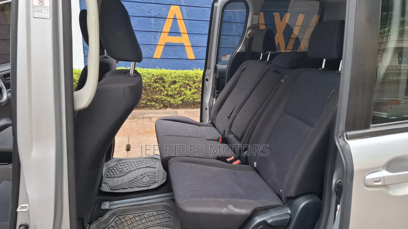 Toyota Noah 2.0 FWD (8 Seater) 2015 Silver