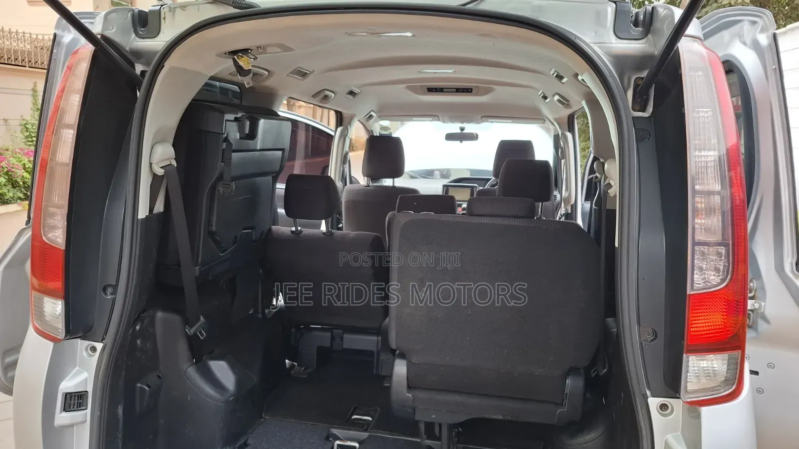 Toyota Noah 2.0 FWD (8 Seater) 2015 Silver