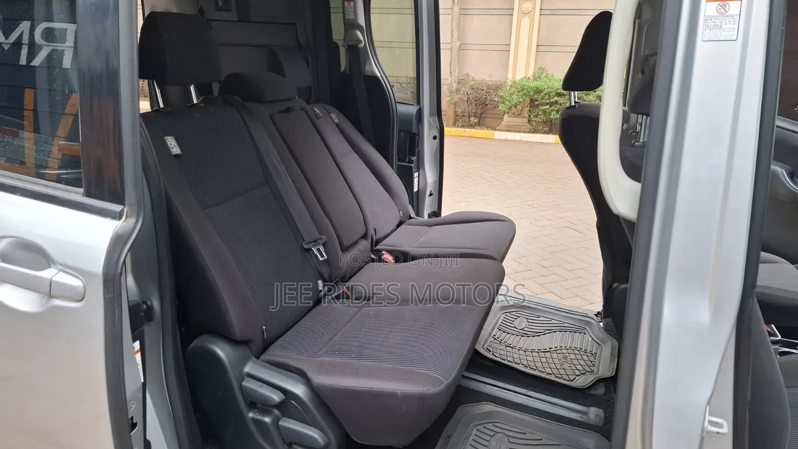 Toyota Noah 2.0 FWD (8 Seater) 2015 Silver