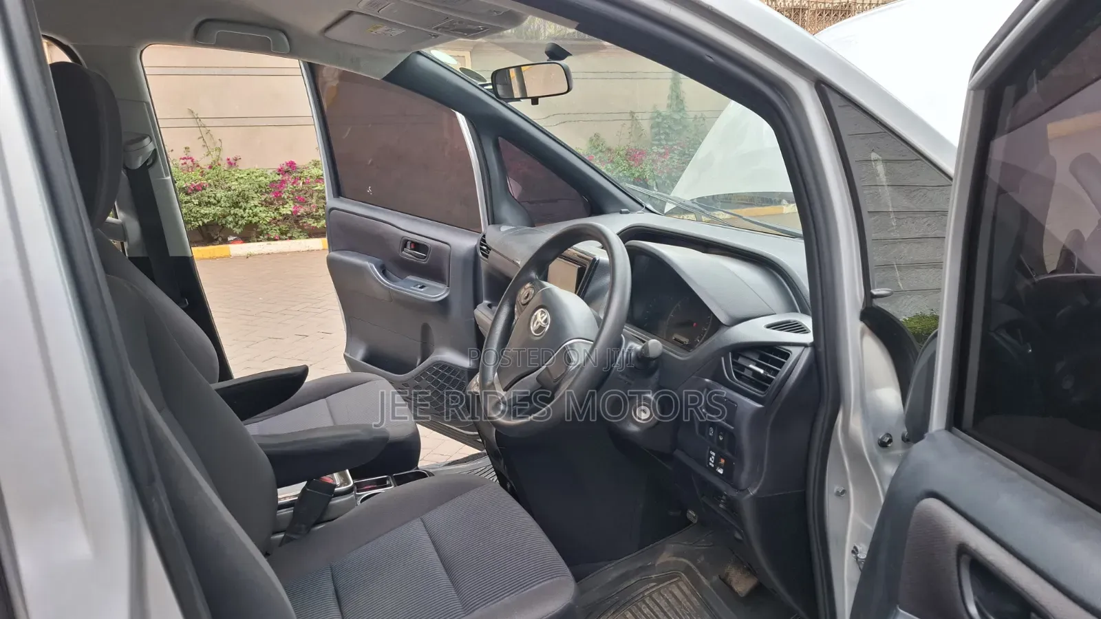 Toyota Noah 2.0 FWD (8 Seater) 2015 Silver