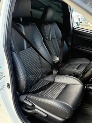 Toyota Corolla Fielder 1.5 Hybrid FWD 2019 White