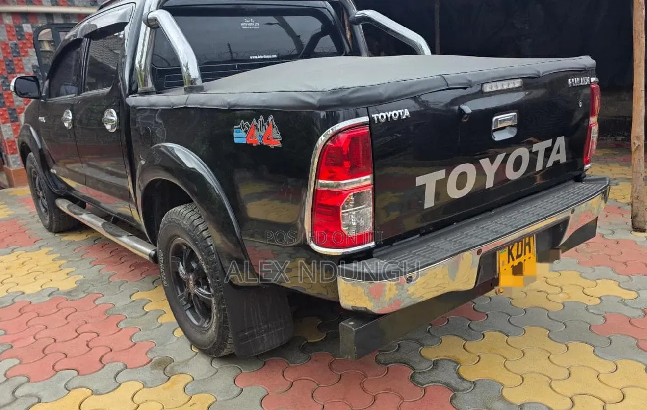 Toyota Hilux 2015 Black