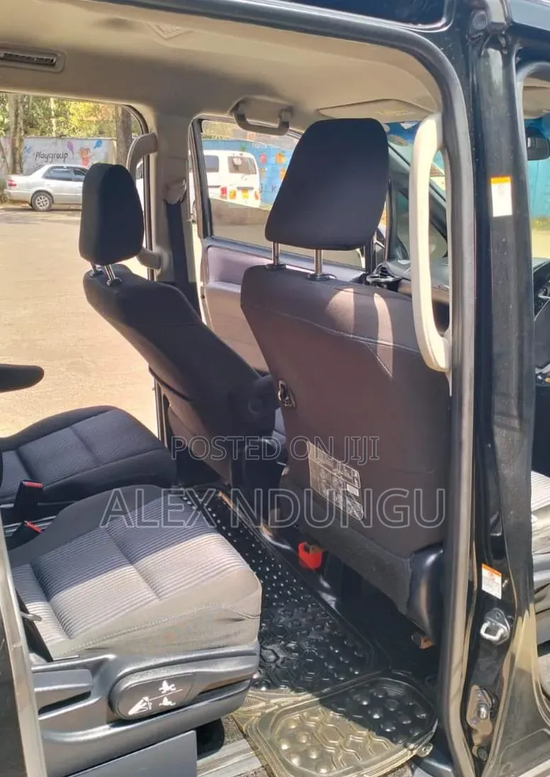 Toyota Noah 2015