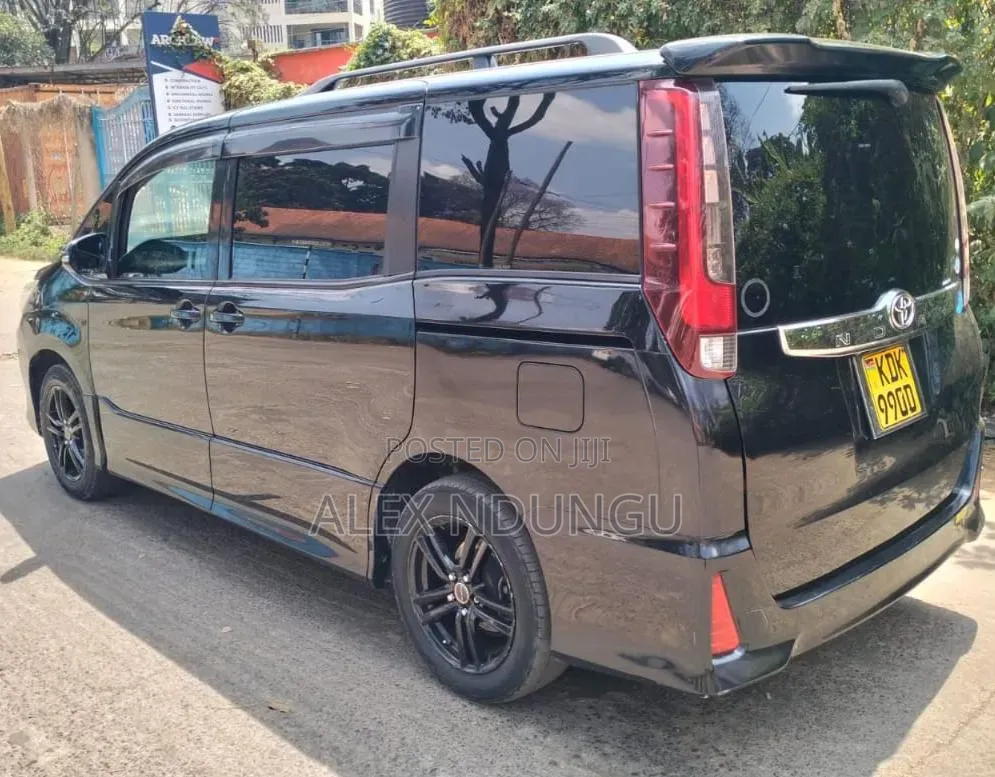 Toyota Noah 2015