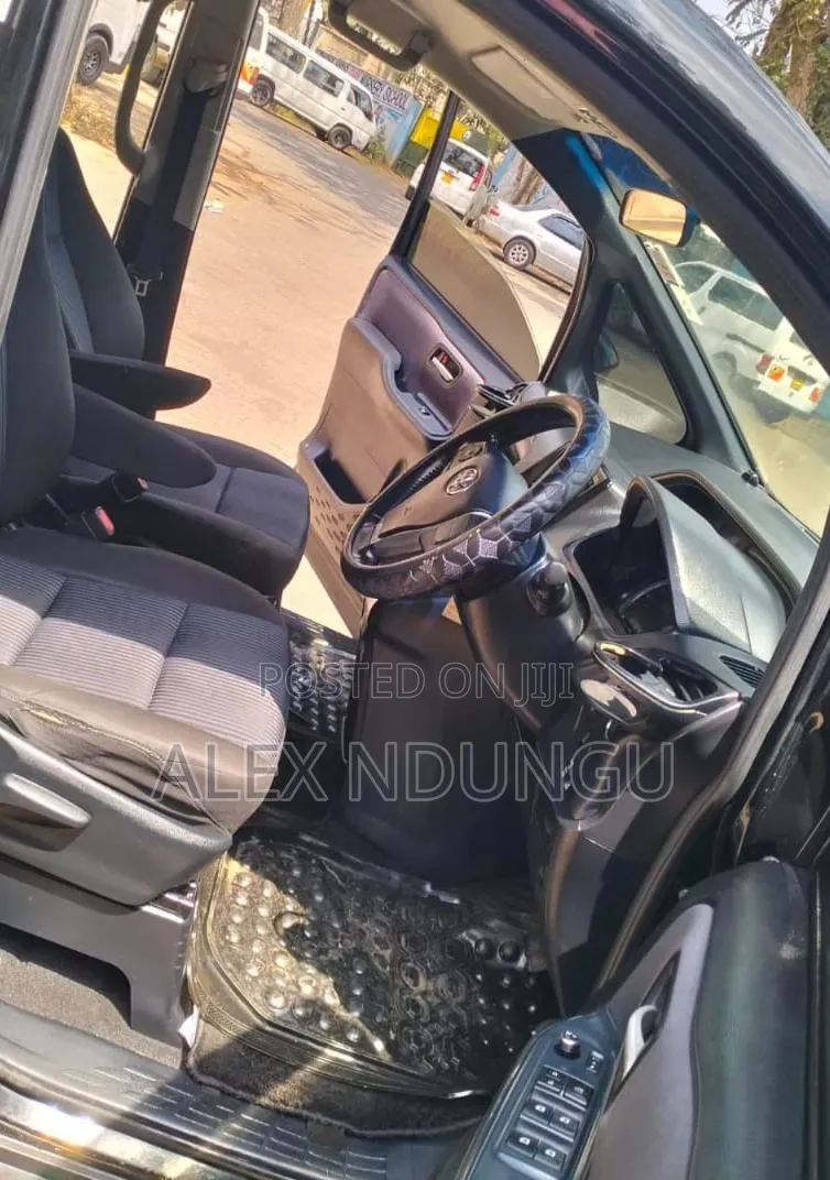 Toyota Noah 2015