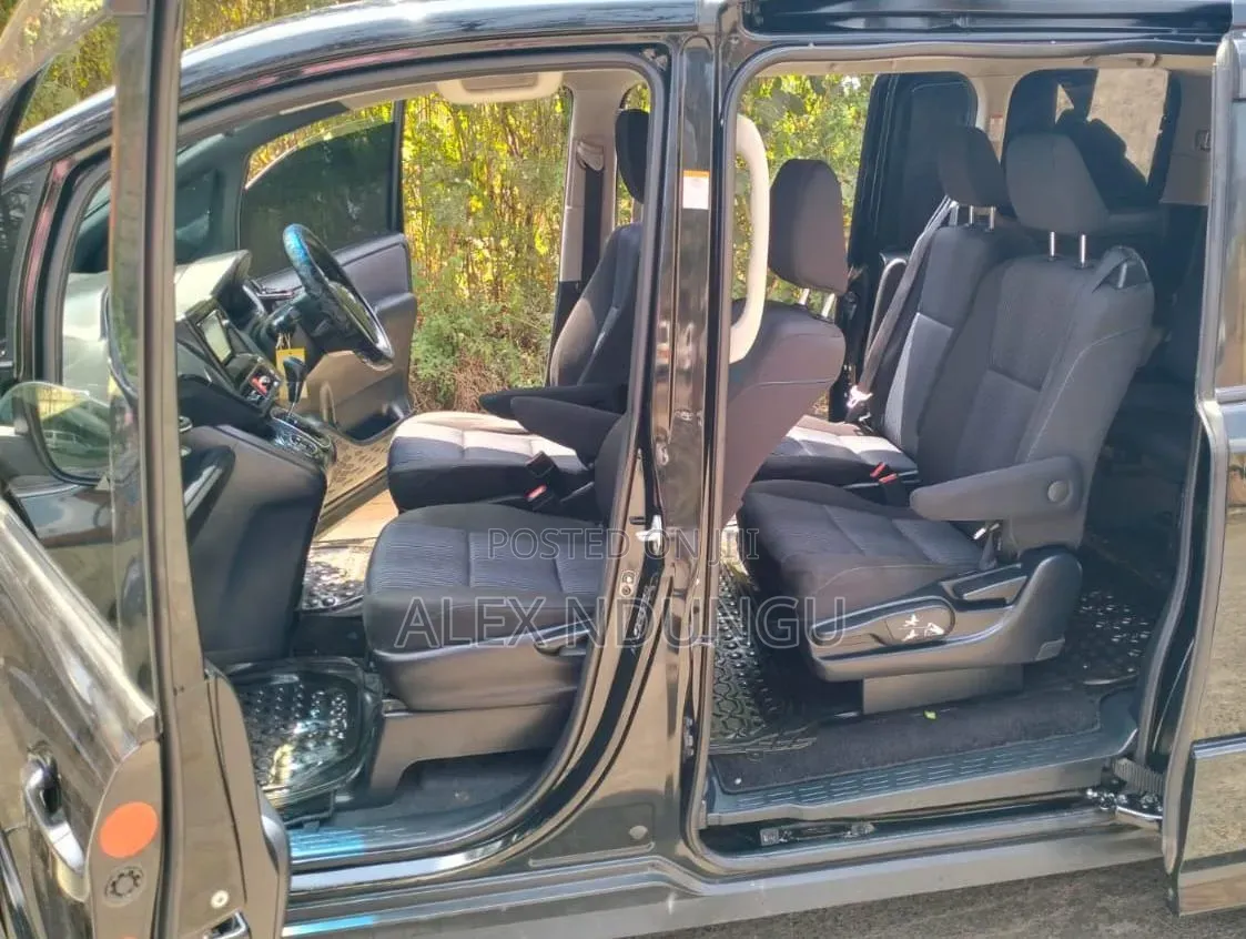 Toyota Noah 2015