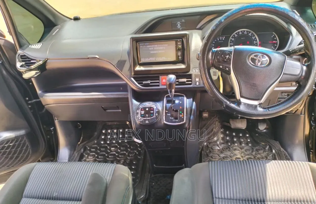 Toyota Noah 2015