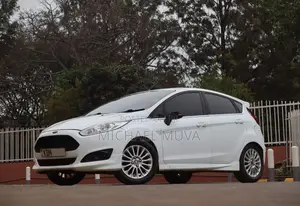 Ford Fiesta SE Hatchback 2016 Pearl