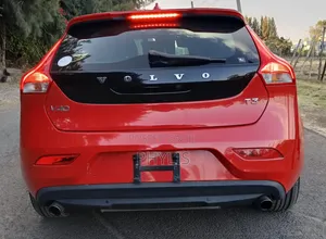 Volvo V40 2018 Red