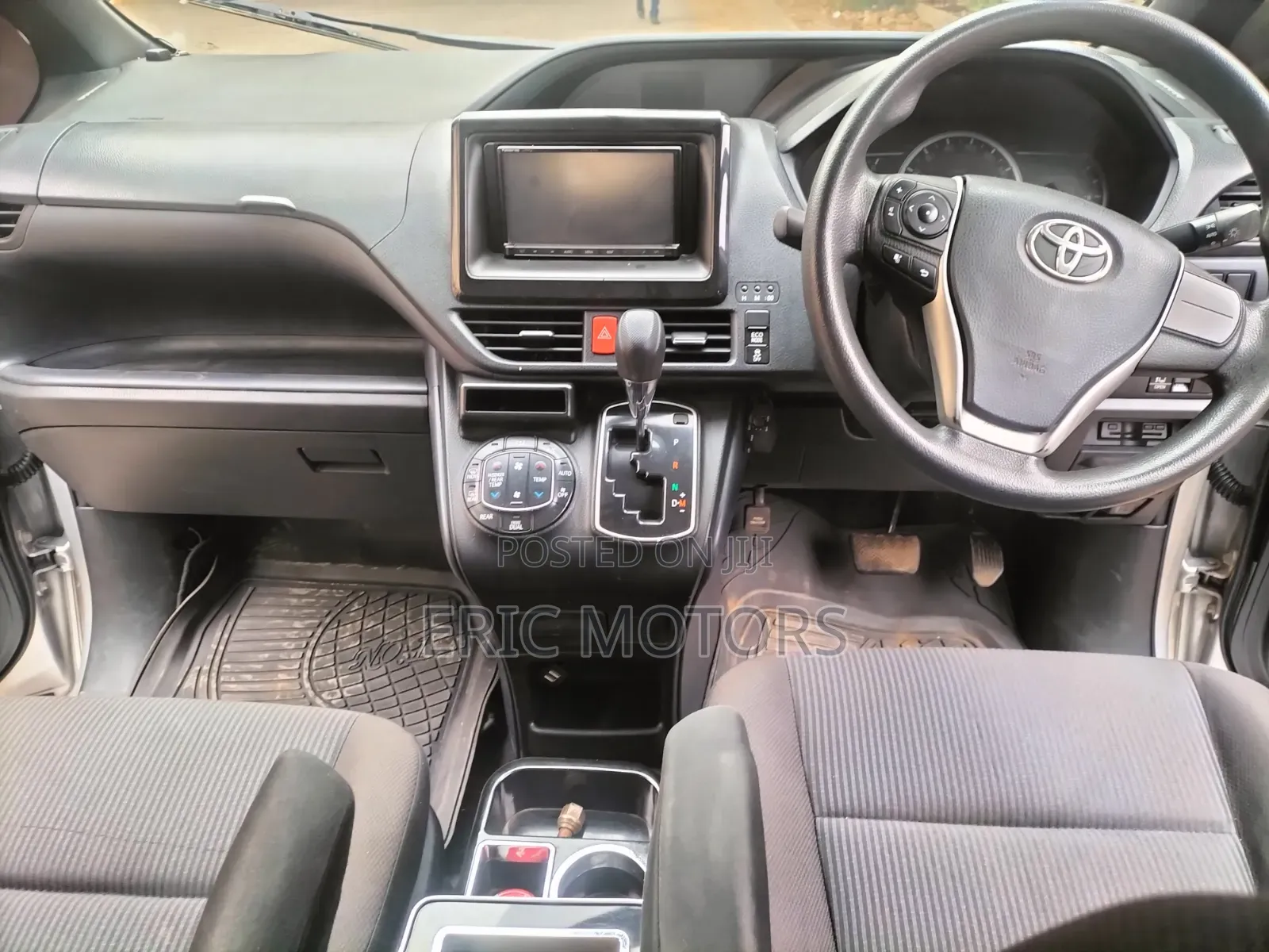 Toyota Noah 2015 Silver