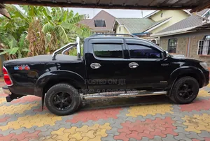 Toyota Hilux 2015 Black