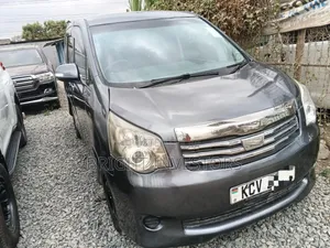 Toyota Noah 2013