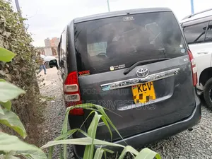 Toyota Noah 2013