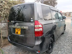 Toyota Noah 2013