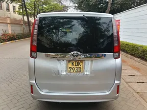 Toyota Noah 2.0 FWD (8 Seater) 2015 Silver