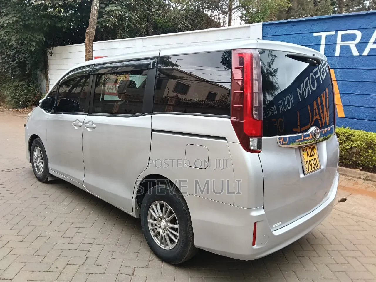 Toyota Noah 2.0 FWD (8 Seater) 2015 Silver