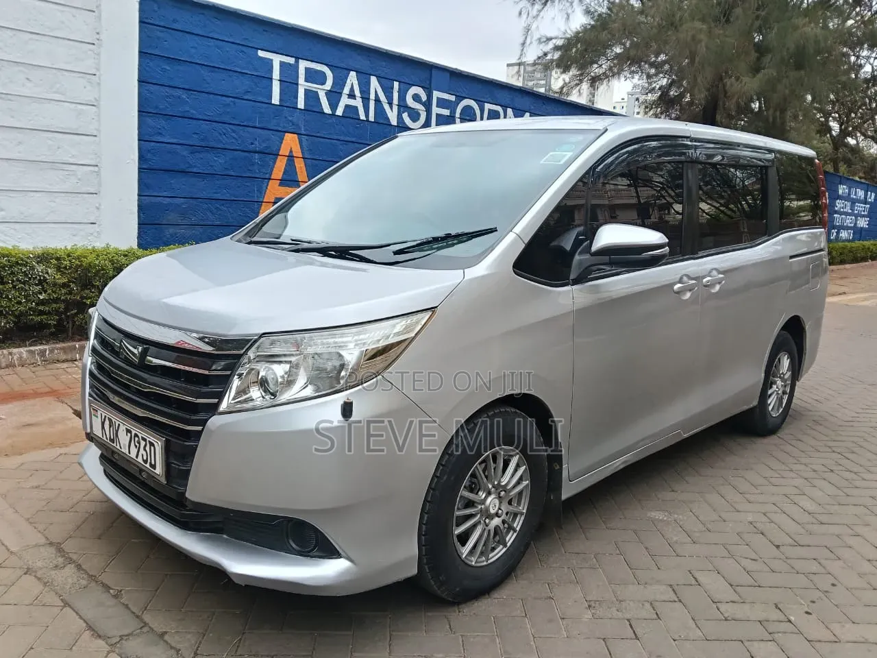 Toyota Noah 2.0 FWD (8 Seater) 2015 Silver