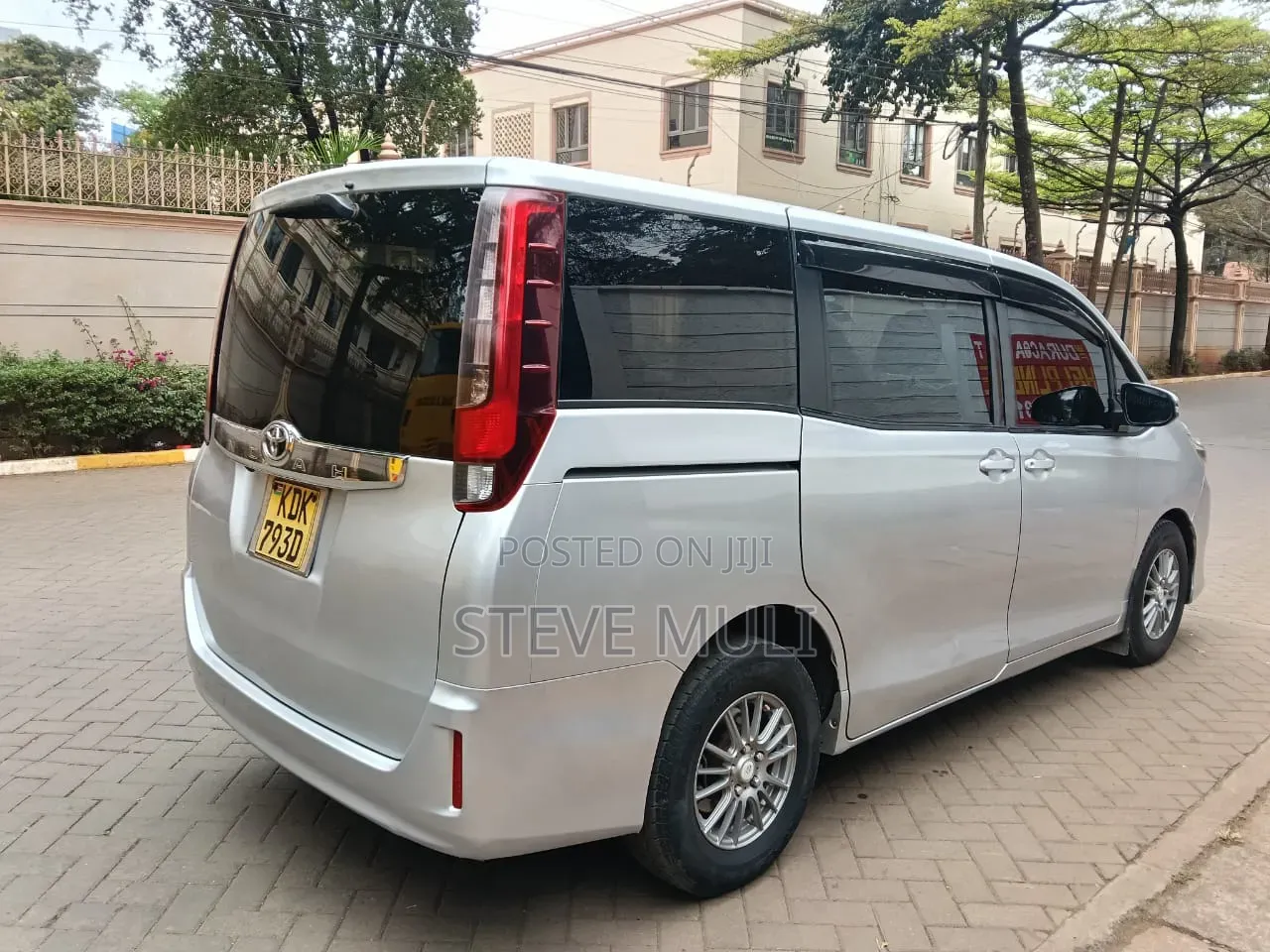 Toyota Noah 2.0 FWD (8 Seater) 2015 Silver