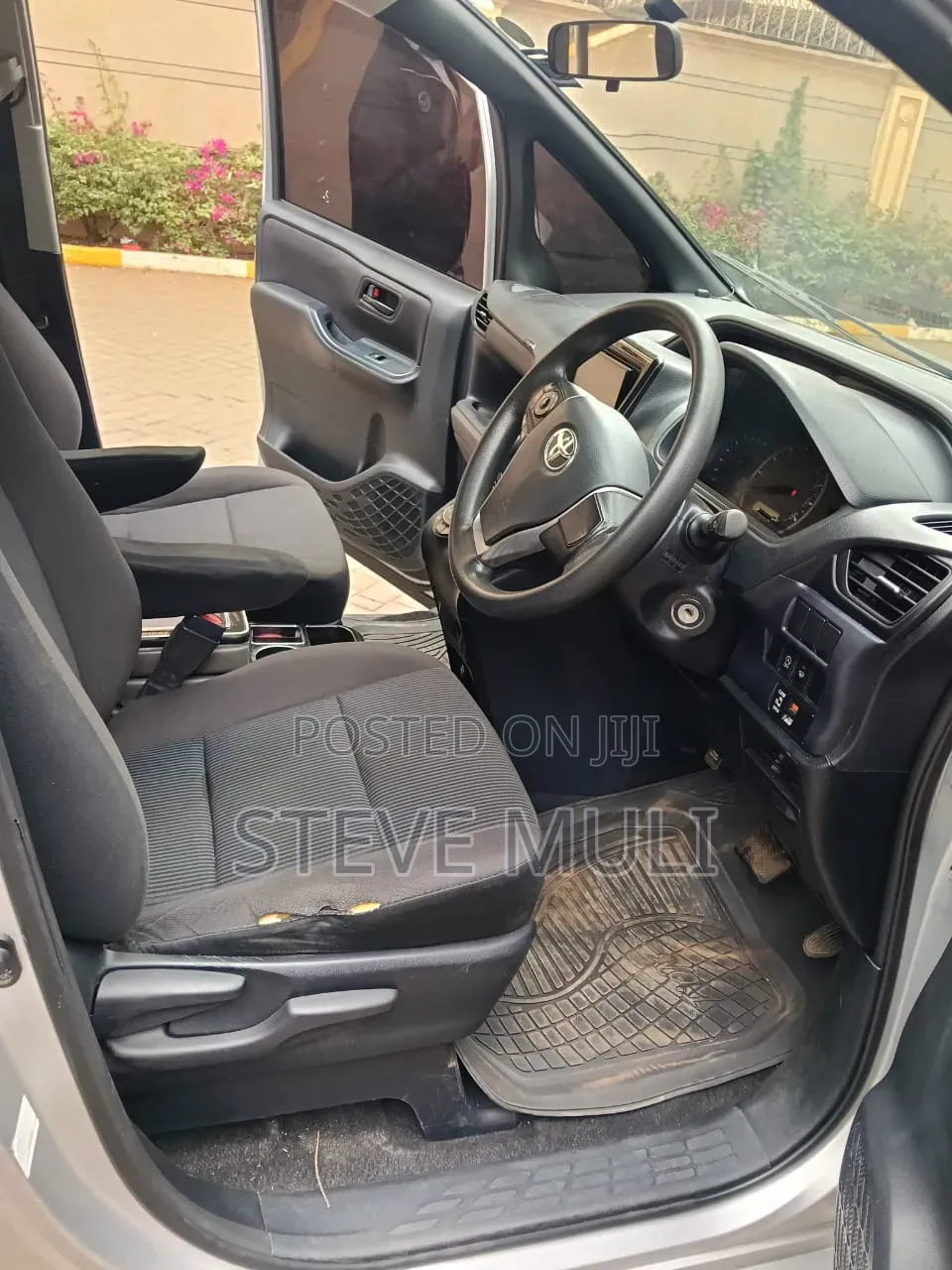 Toyota Noah 2.0 FWD (8 Seater) 2015 Silver