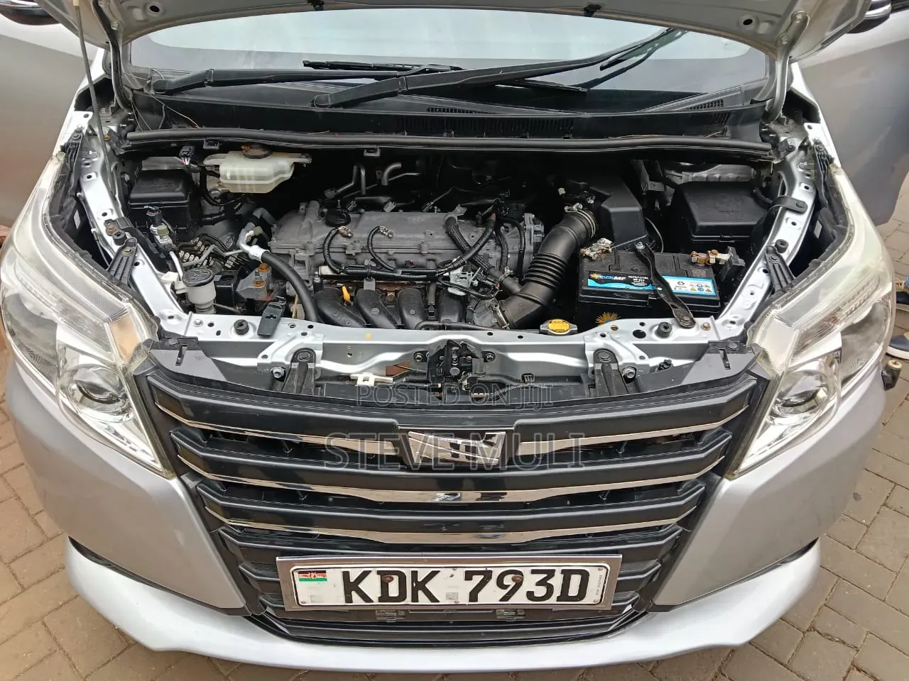 Toyota Noah 2.0 FWD (8 Seater) 2015 Silver
