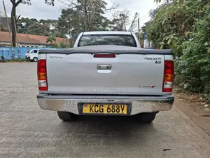 Toyota Hilux 2010 Silver