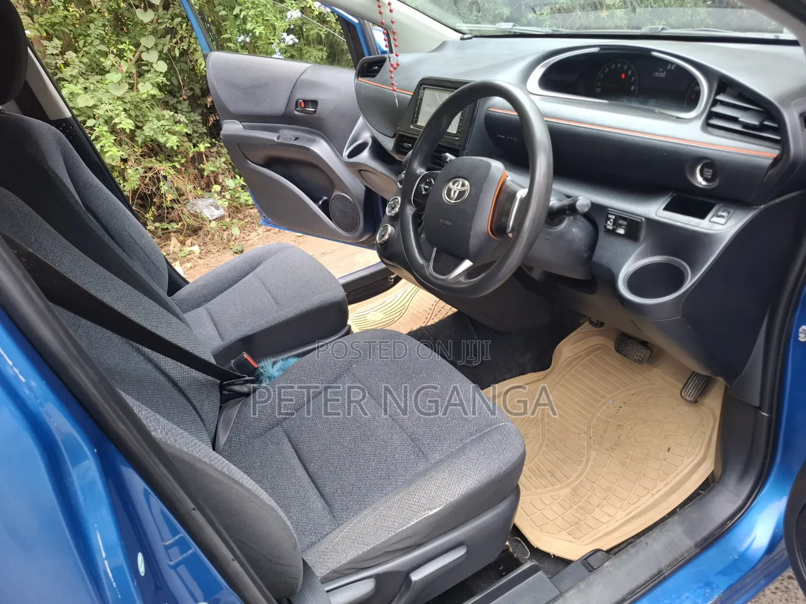Toyota Sienta 1.5 FWD (6-seater) 2015 Blue