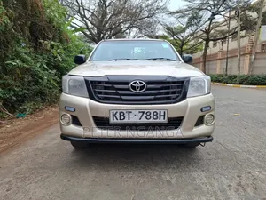 Toyota Hilux 2.5 D-4D SRX 2012 Gold