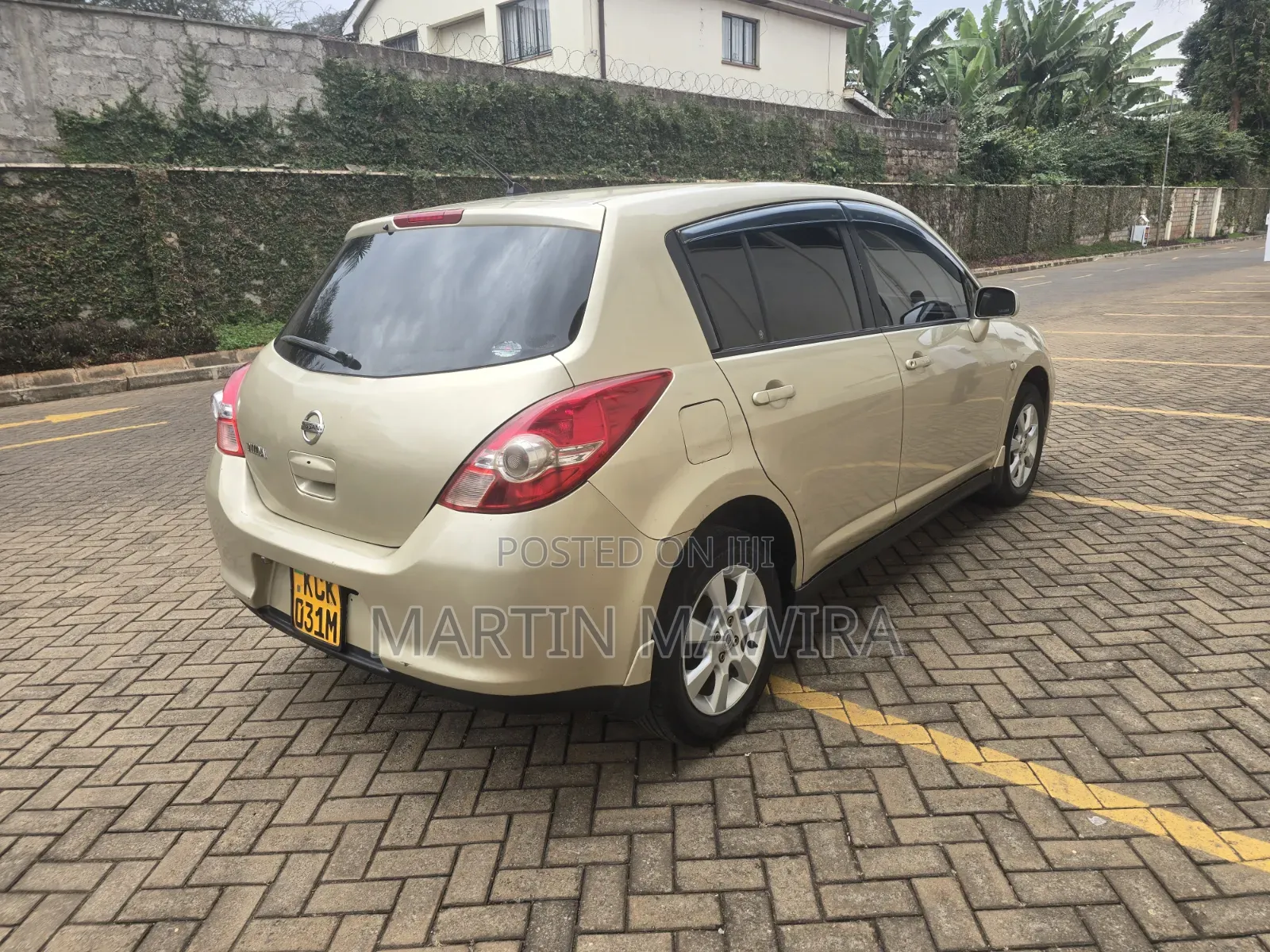 Nissan Tiida 2010 Gold