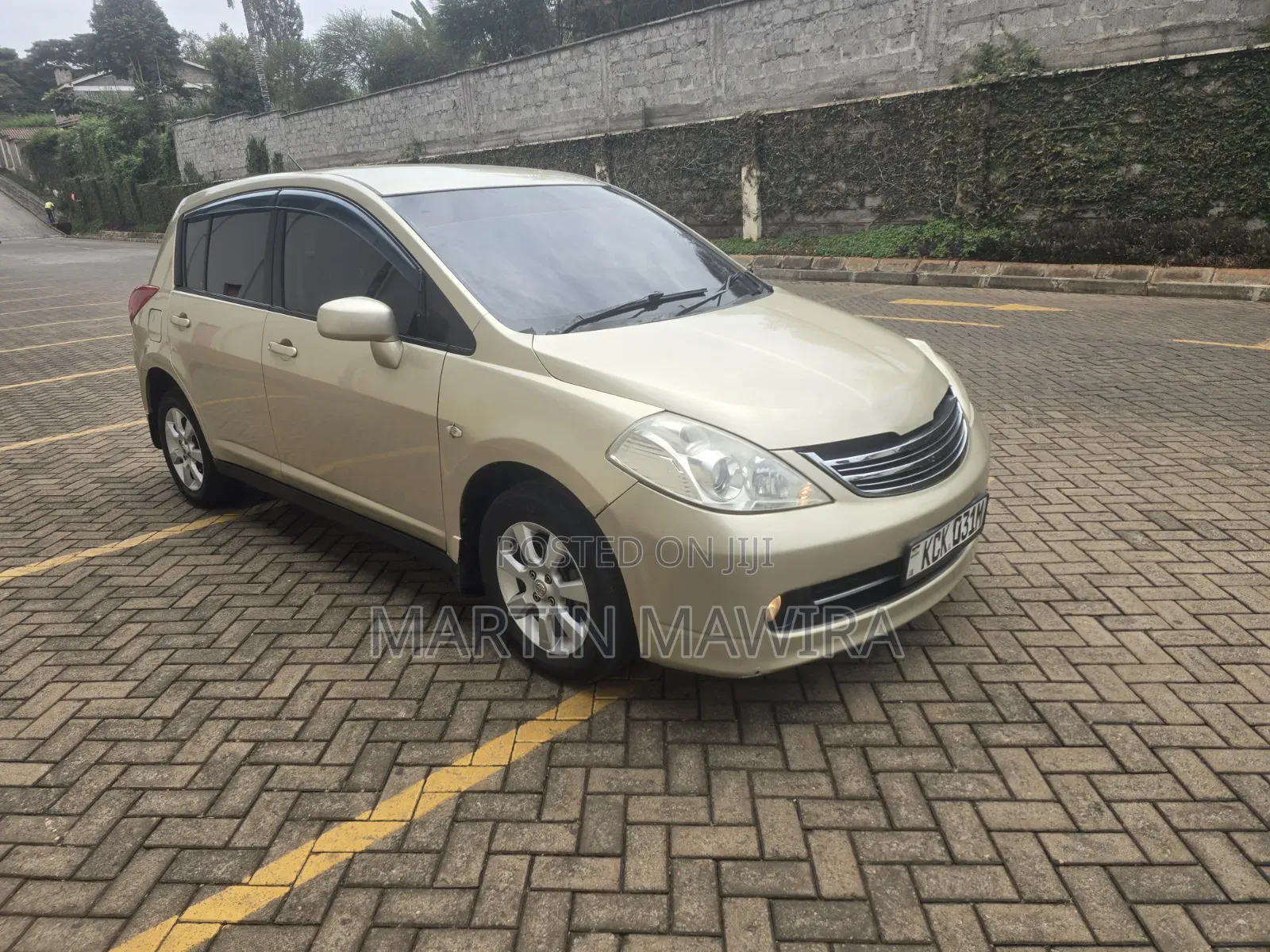 Nissan Tiida 2010 Gold