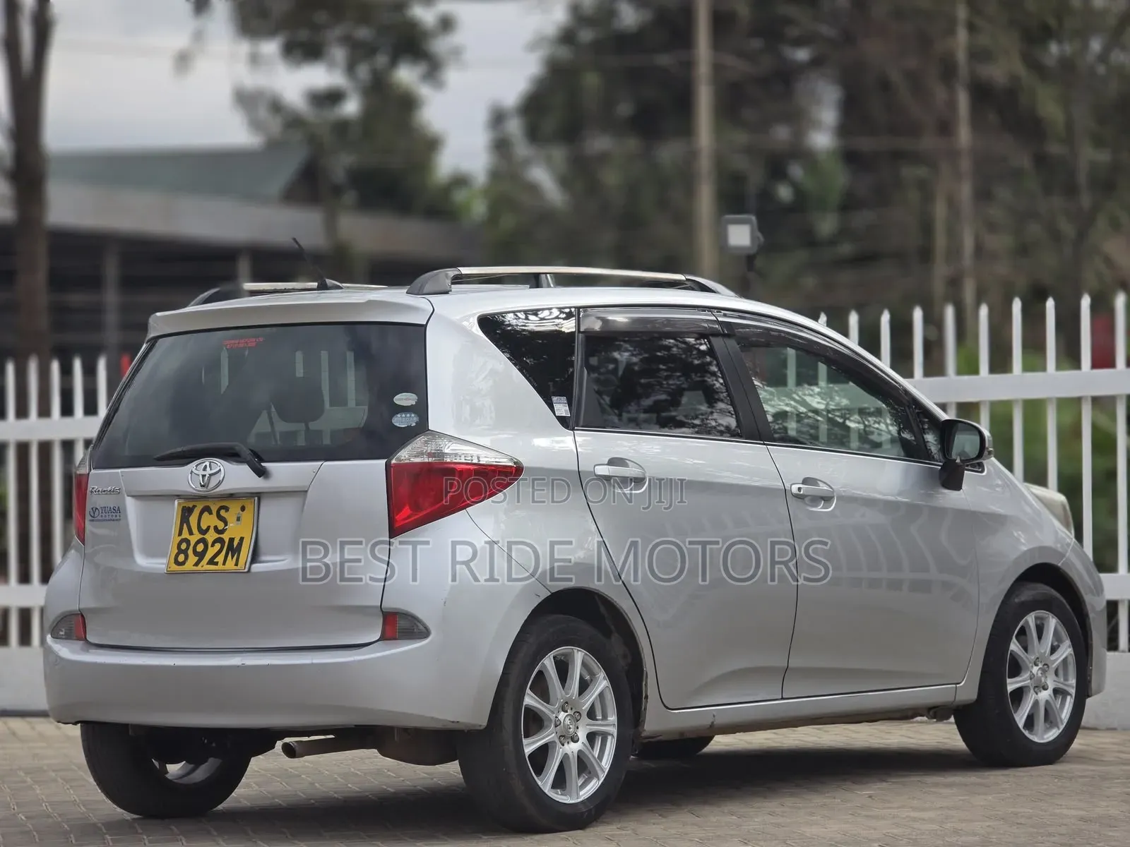 Toyota Ractis 1.5 FWD 2013 Silver