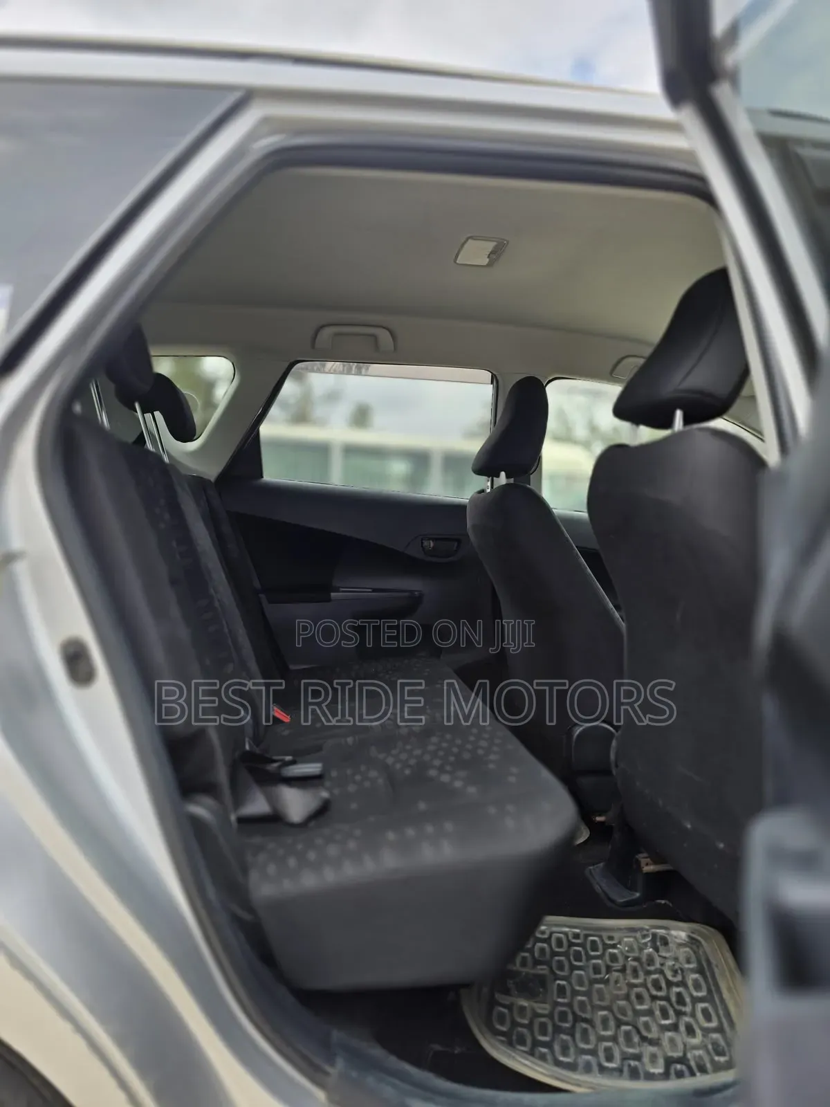Toyota Ractis 1.5 FWD 2013 Silver