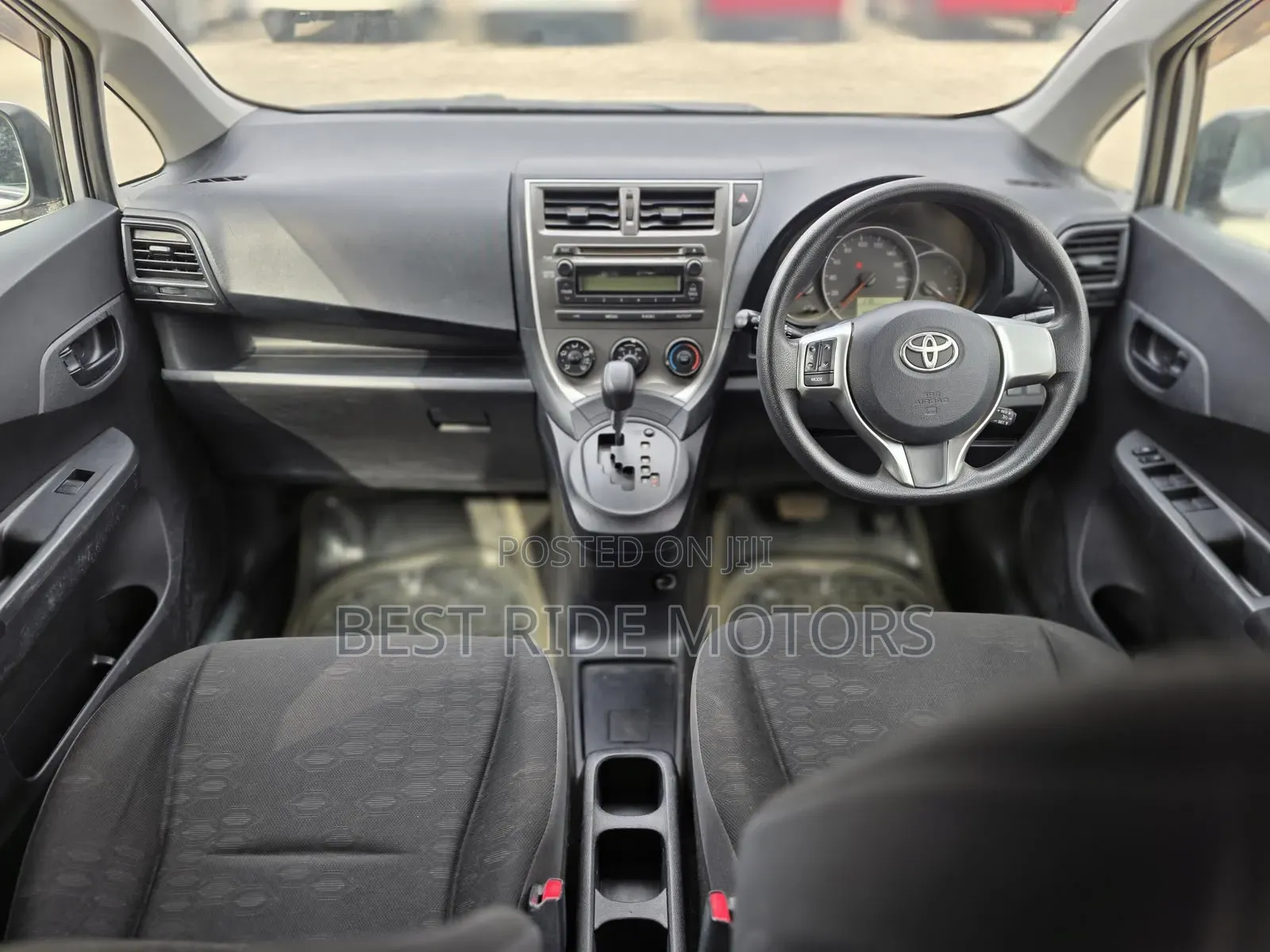 Toyota Ractis 1.5 FWD 2013 Silver