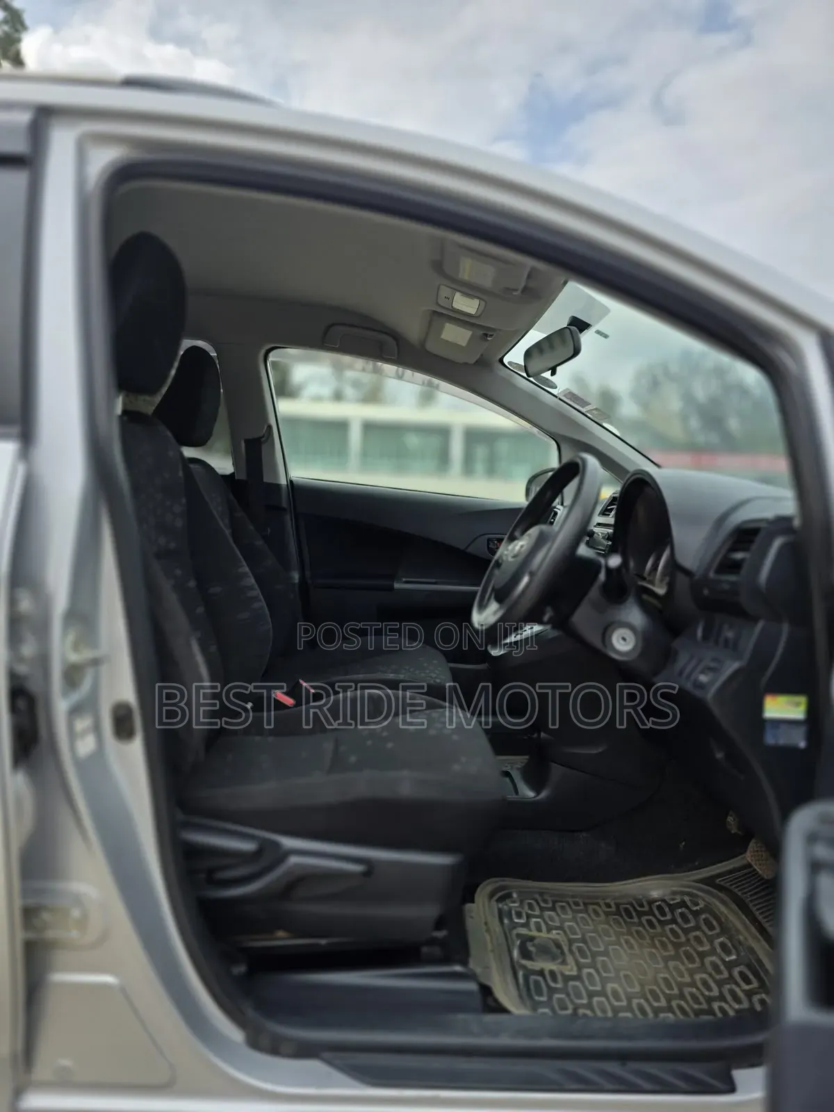 Toyota Ractis 1.5 FWD 2013 Silver