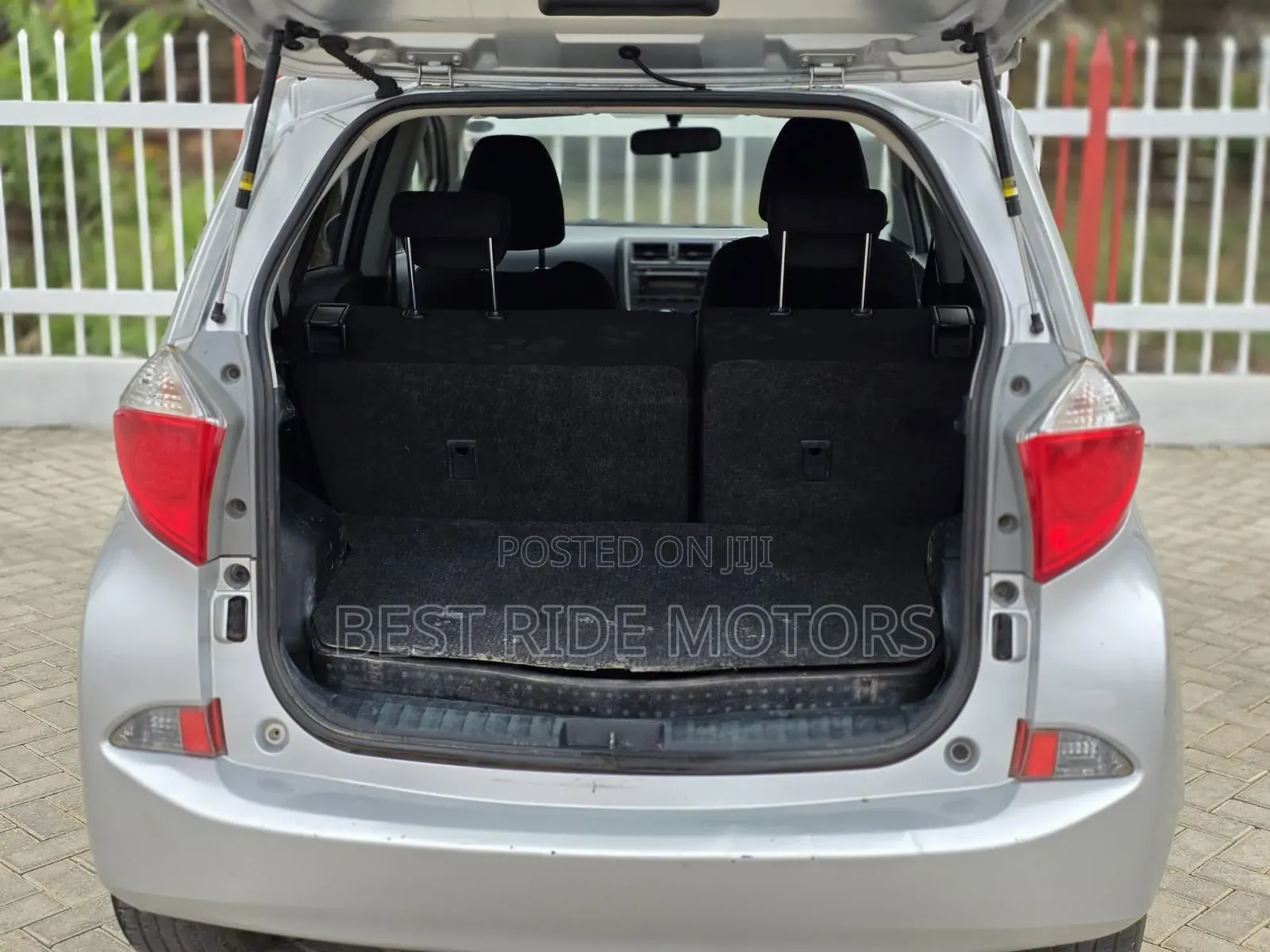 Toyota Ractis 1.5 FWD 2013 Silver