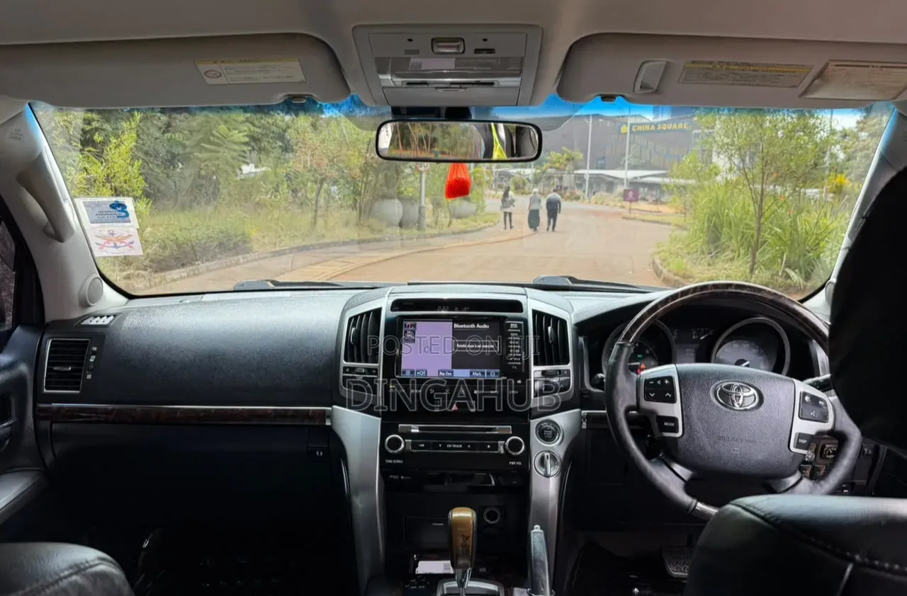 Toyota Land Cruiser 4.6 V8 AX 2012 Black