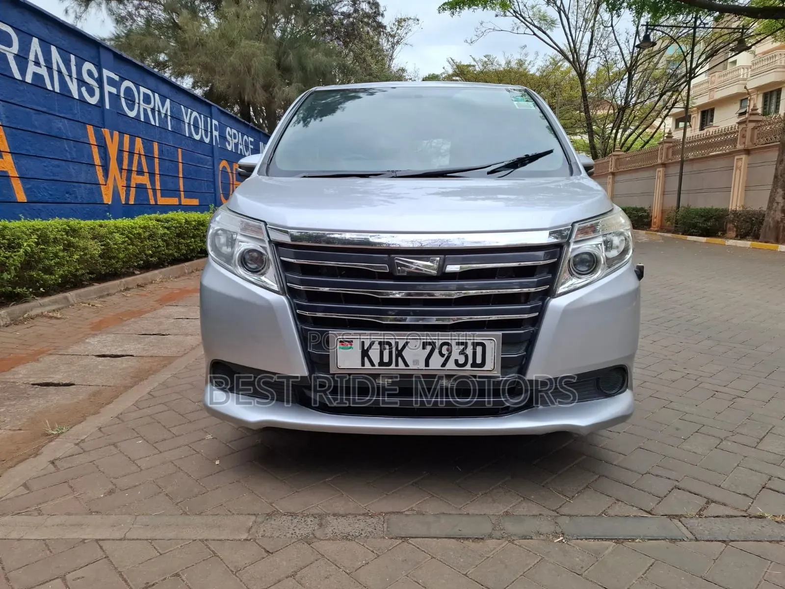 Toyota Noah 2.0 FWD (8 Seater) 2015 Silver