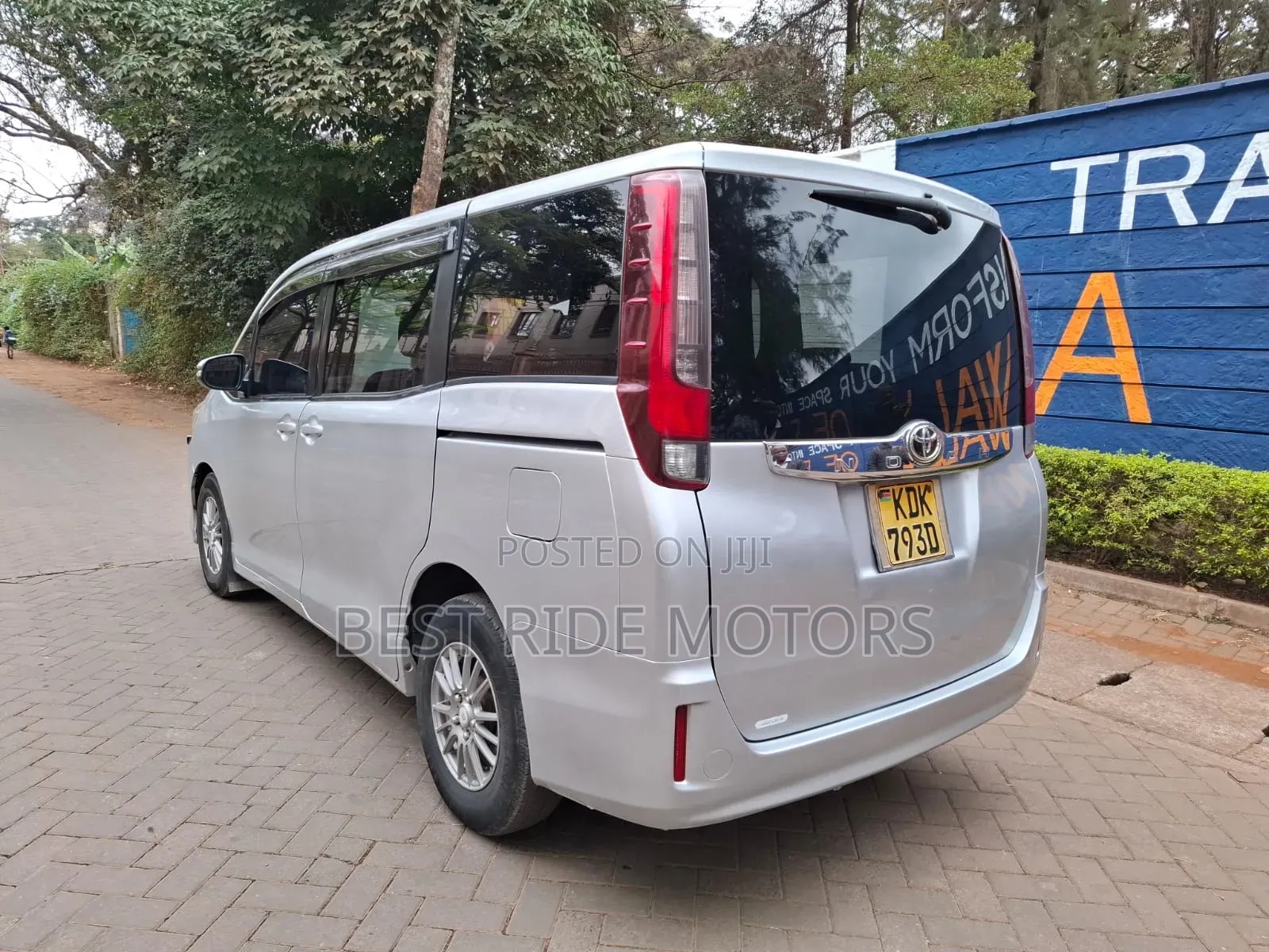 Toyota Noah 2.0 FWD (8 Seater) 2015 Silver