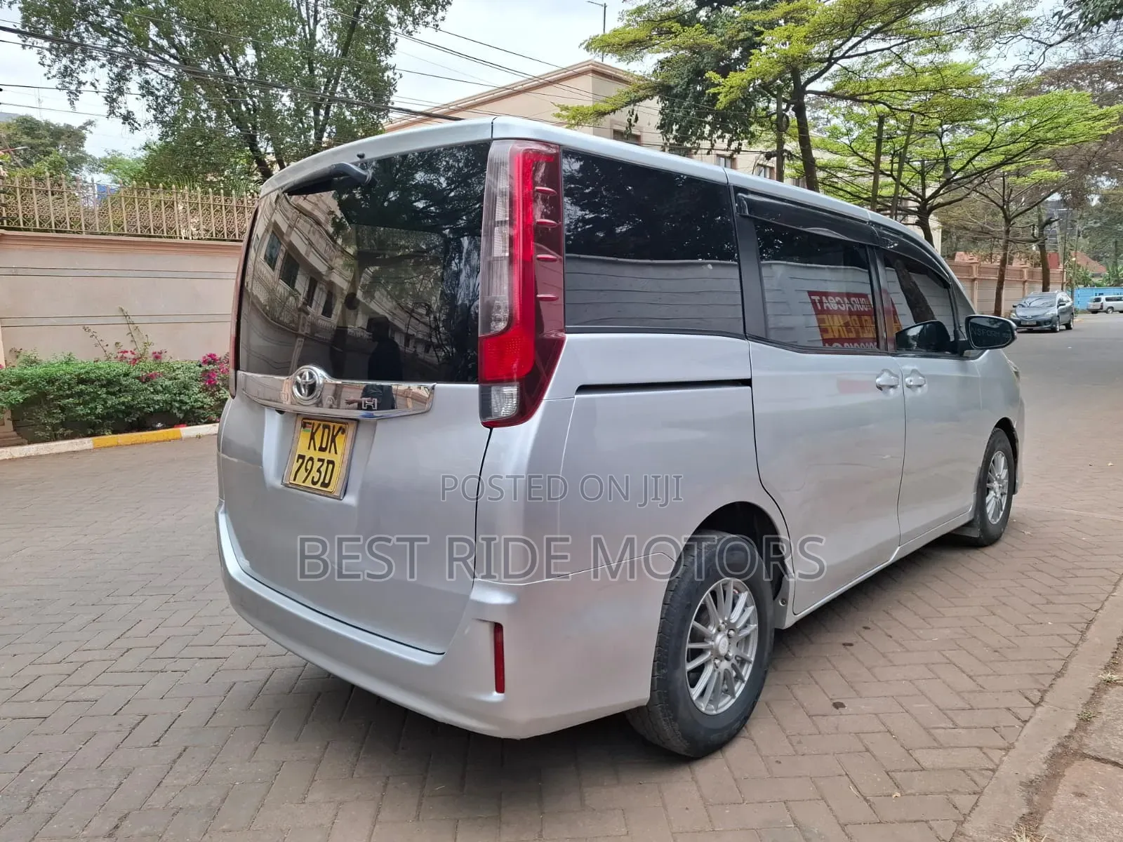 Toyota Noah 2.0 FWD (8 Seater) 2015 Silver