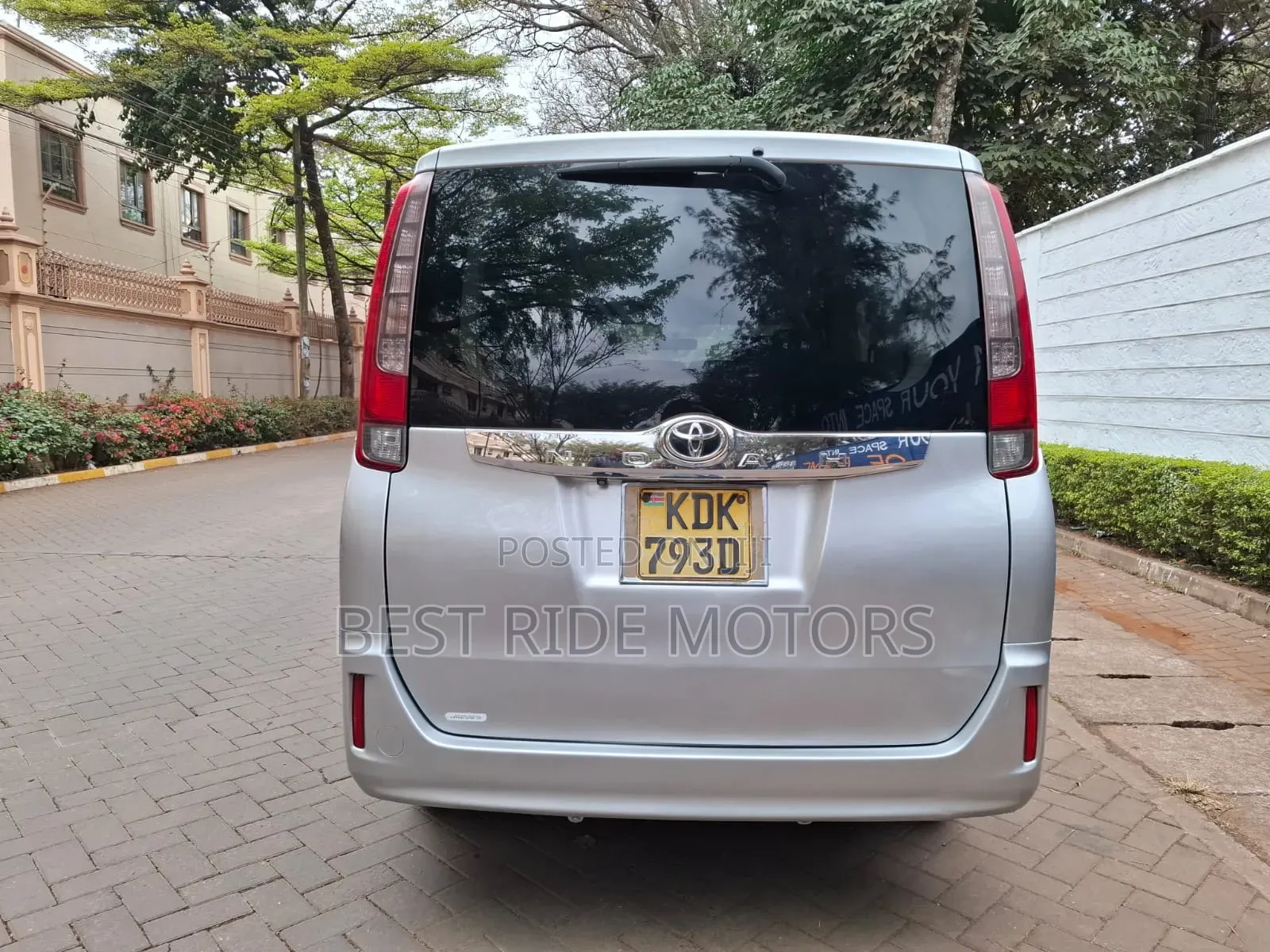 Toyota Noah 2.0 FWD (8 Seater) 2015 Silver