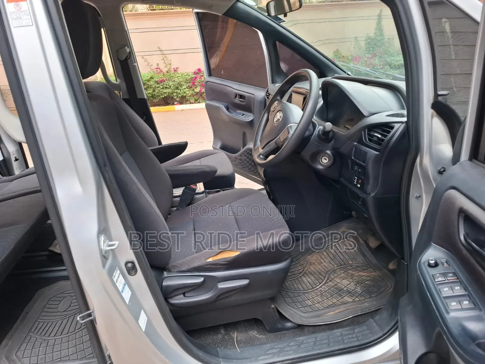 Toyota Noah 2.0 FWD (8 Seater) 2015 Silver