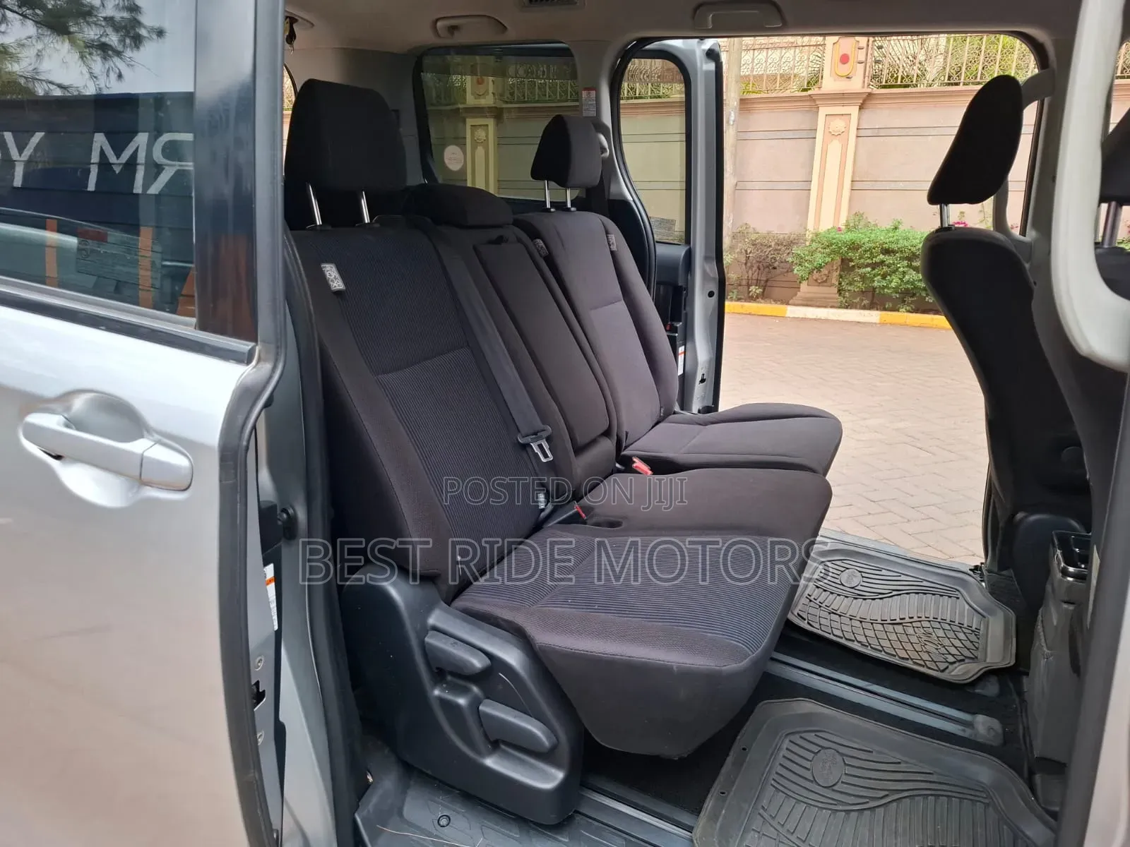 Toyota Noah 2.0 FWD (8 Seater) 2015 Silver