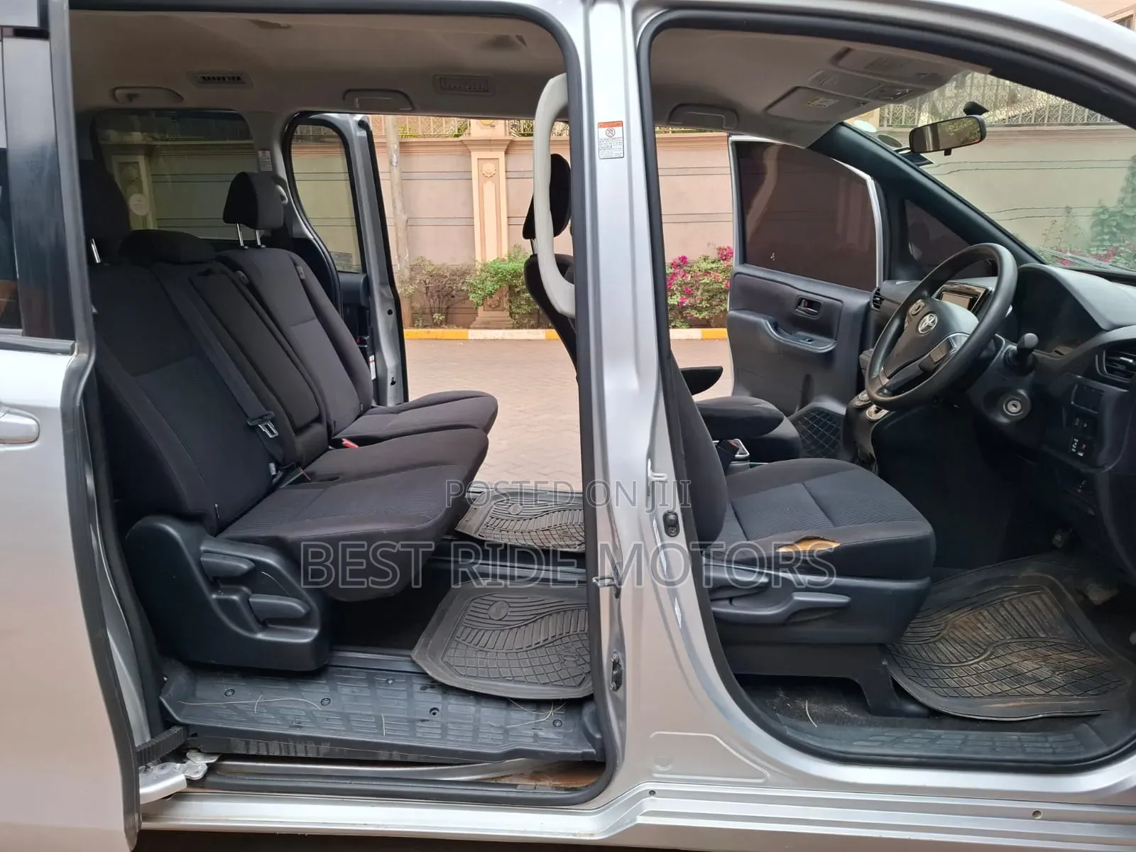 Toyota Noah 2.0 FWD (8 Seater) 2015 Silver