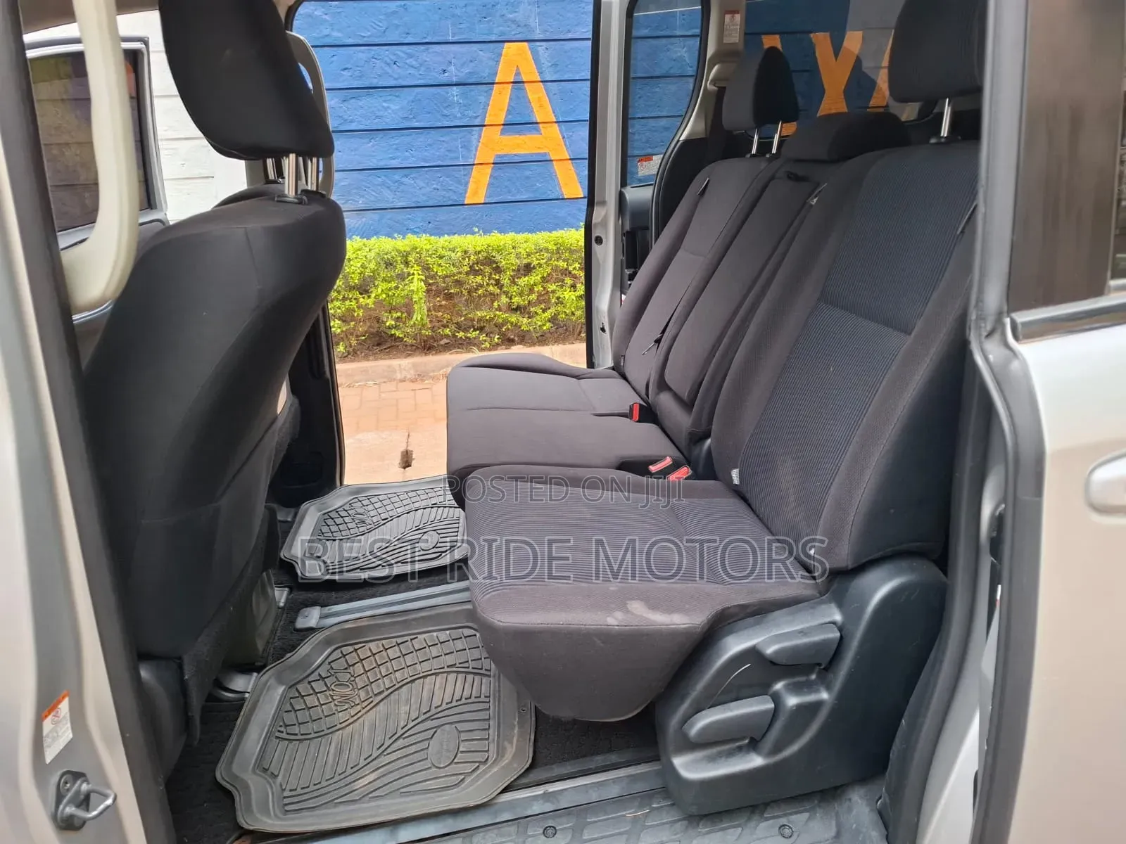Toyota Noah 2.0 FWD (8 Seater) 2015 Silver