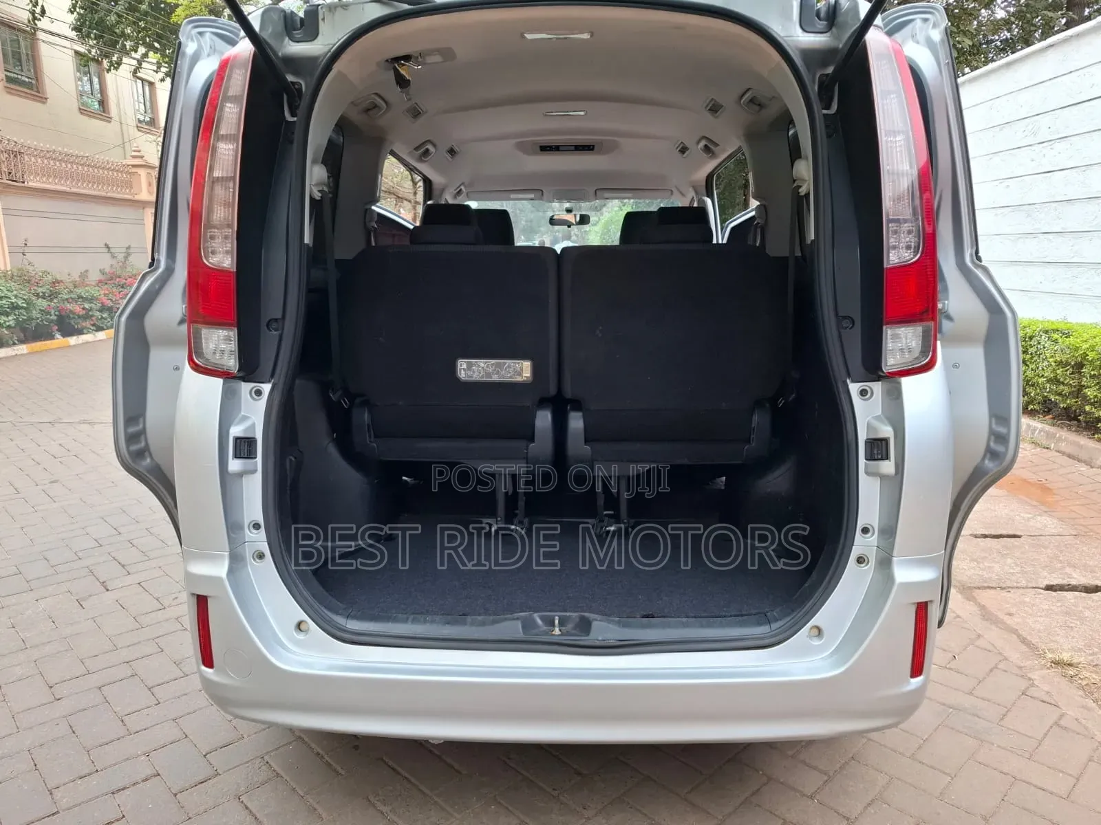 Toyota Noah 2.0 FWD (8 Seater) 2015 Silver