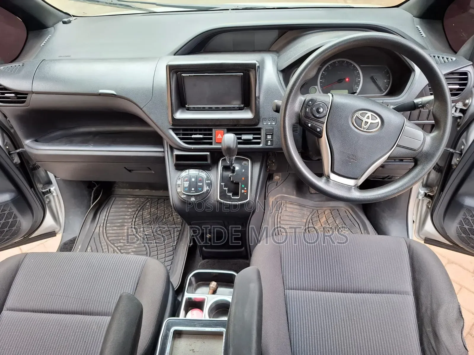 Toyota Noah 2.0 FWD (8 Seater) 2015 Silver