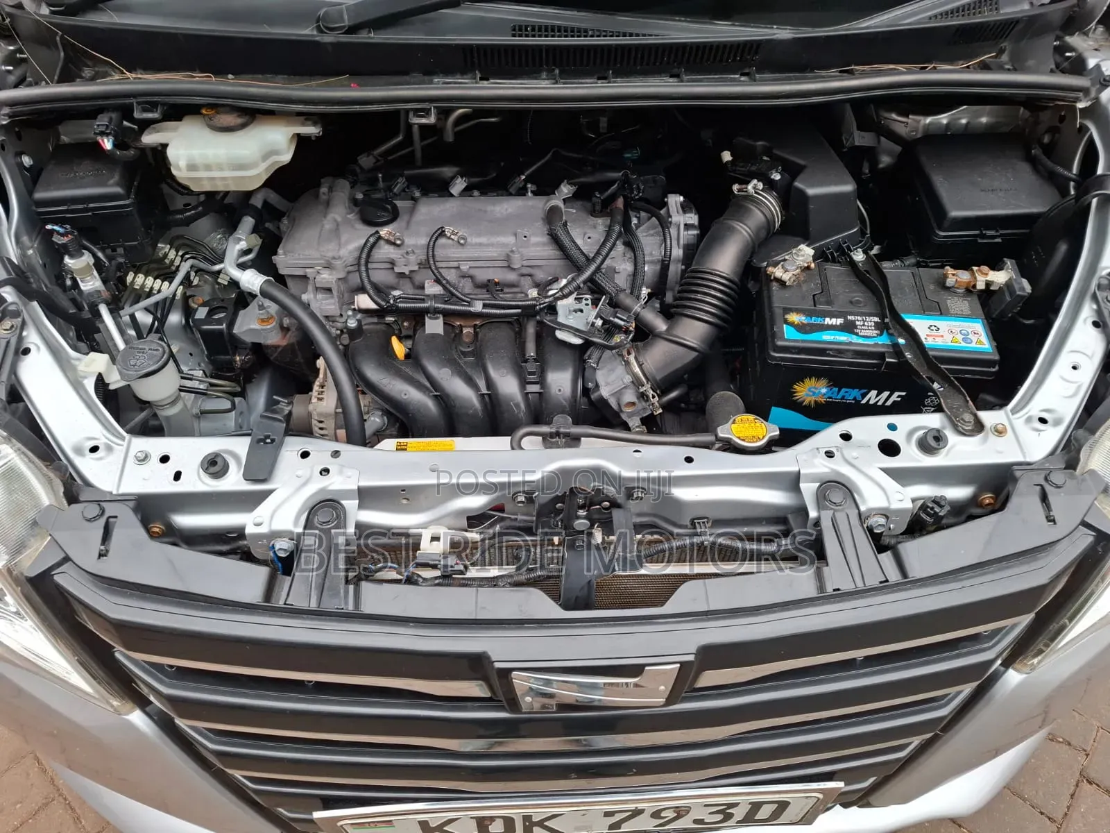 Toyota Noah 2.0 FWD (8 Seater) 2015 Silver